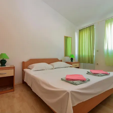 And By Auro Vodice