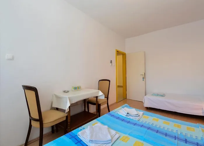 Apartments&Rooms By Auro בית הארחה