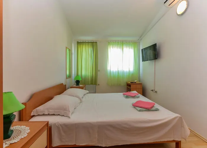 Apartments&Rooms By Auro בית הארחה