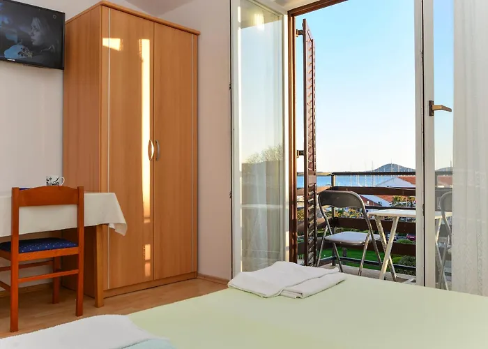 בית הארחה Apartments&Rooms By Auro 3*