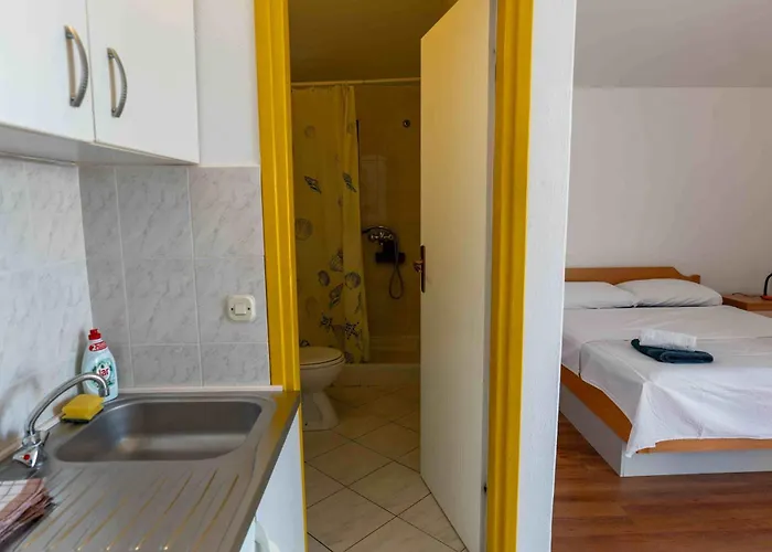 Apartments&Rooms By Auro בית הארחה